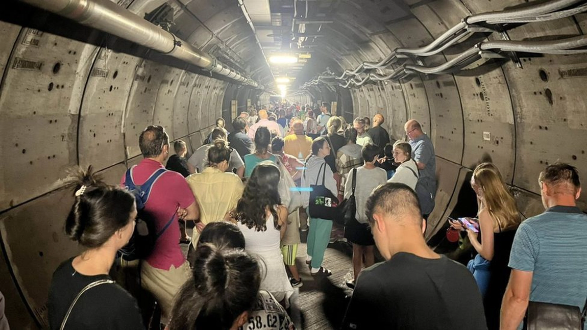 Sute de pasageri blocați în Tunelul Mânecii după ce un tren s-a defectat - FOTO, VIDEO