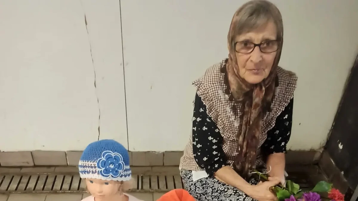 Povestea emoționantă a pensionarei care face bani la ieșirea din metrou