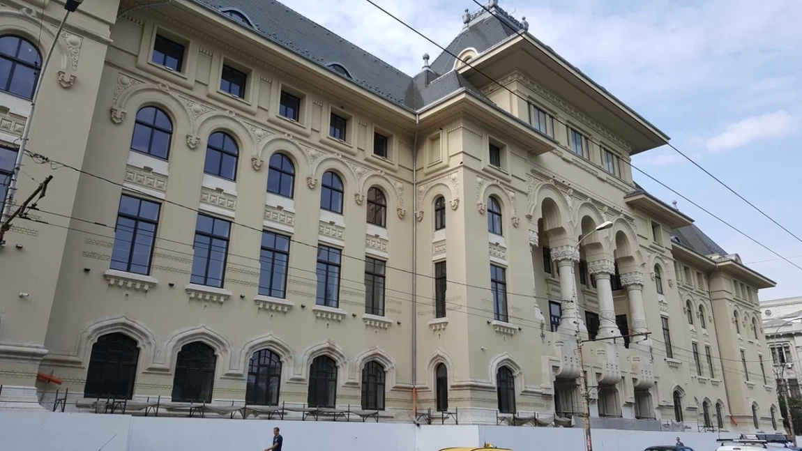 O statuie s-a prăbușit peste un copil în Primăria Capitalei