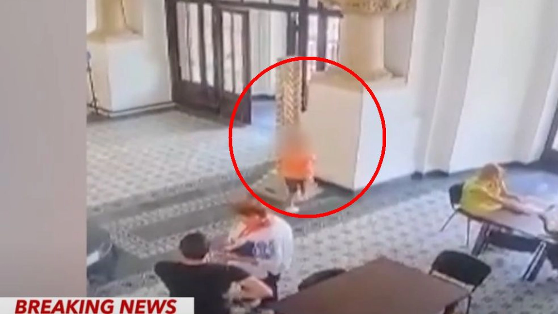 Iată momentul în care statuia se prăbușește peste copil, în Primăria Capitalei - VIDEO