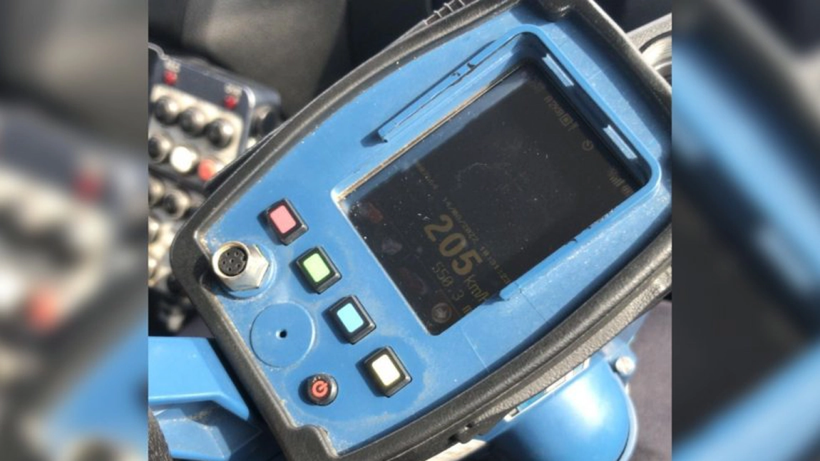 Tânăr prins de polițiști cu 205 km/h pe Autostrada Deva-Sibiu. Ce amendă a primit