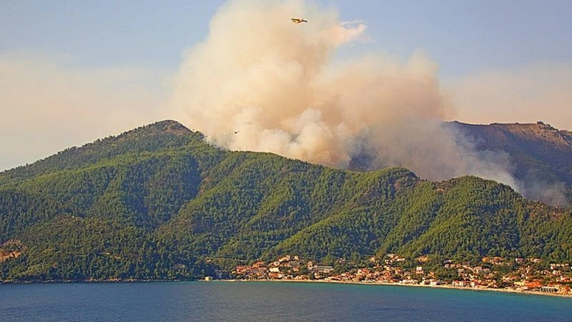 Alertă în Thassos! Pădurile s-au reaprins şi au fost cuprinse de flăcări uriaşe