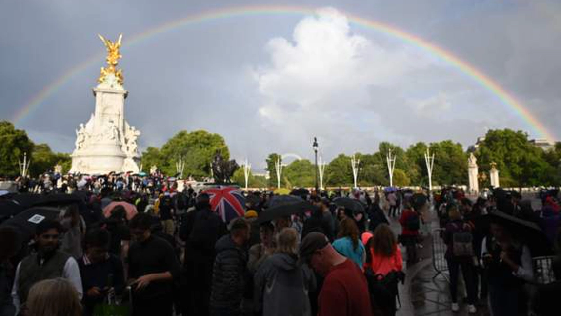 Curcubeu la Palatul Buckingham din Londra, la scurt timp după decesul reginei Elisabeta a II-a a Marii Britanii - FOTO