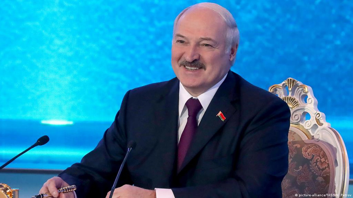 Lukașenko s-a filmat când taie bușteni: „Brad sau mesteacăn, important e să le fie europenilor cald