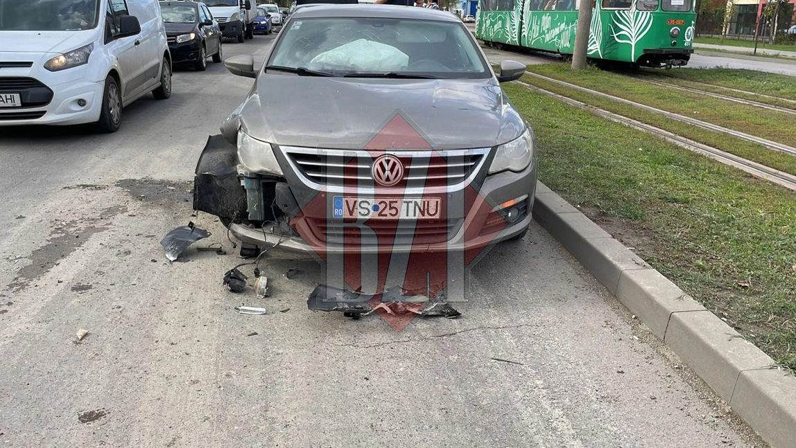 Accident rutier pe Calea Chişinăului. Două autoturisme au intrat în coliziune - EXCLUSIV, FOTO
