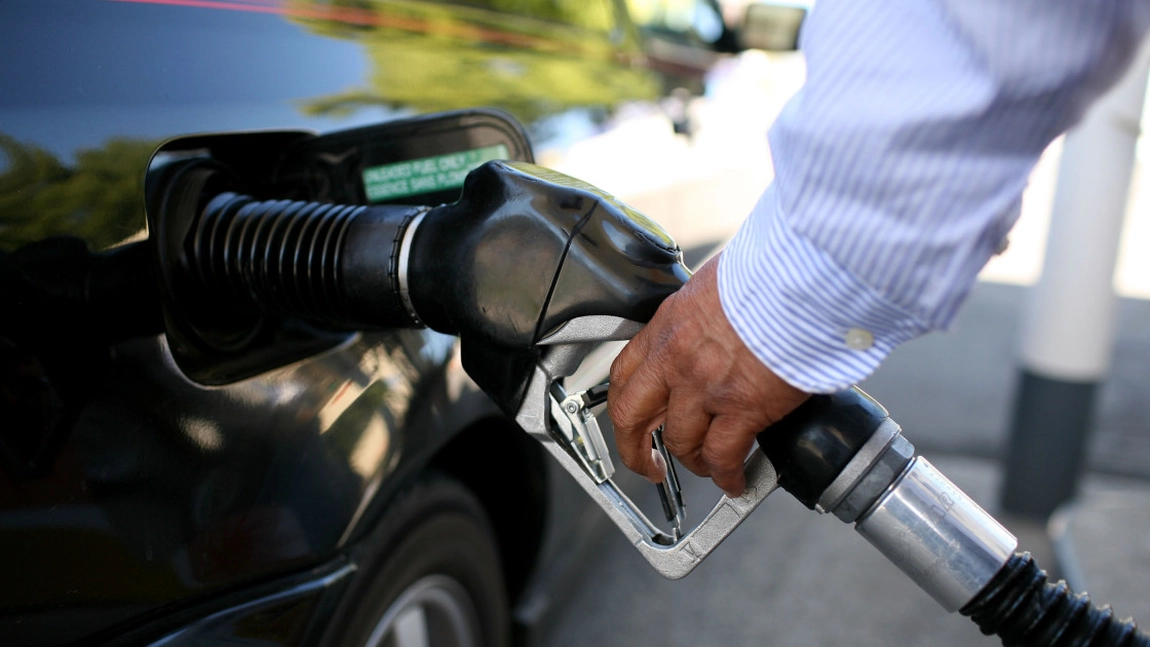 Încurcătură de Dorel, la o benzinărie din Baia Mare: „Prin extorsiunea unui degajament într-o pompă, s-a alimentat cu motorină în loc de benzină