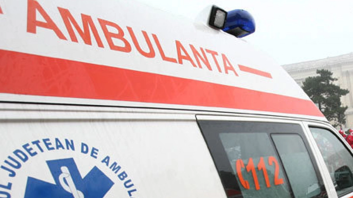 Un copil de 2 ani a căzut de la etajul 4, după ce s-a rezemat de fereastră