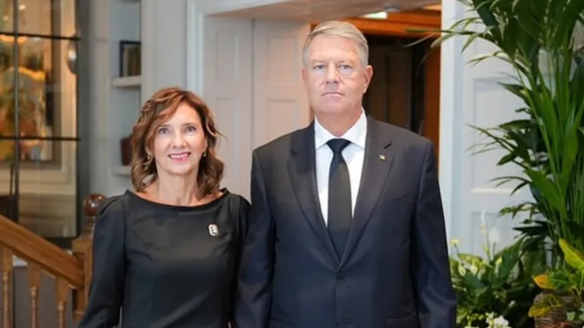 Cum s-a îmbrăcat Carmen Iohannis la dineul de la Palatul Buckingham. Prima Doamnă a atras toate privirile 