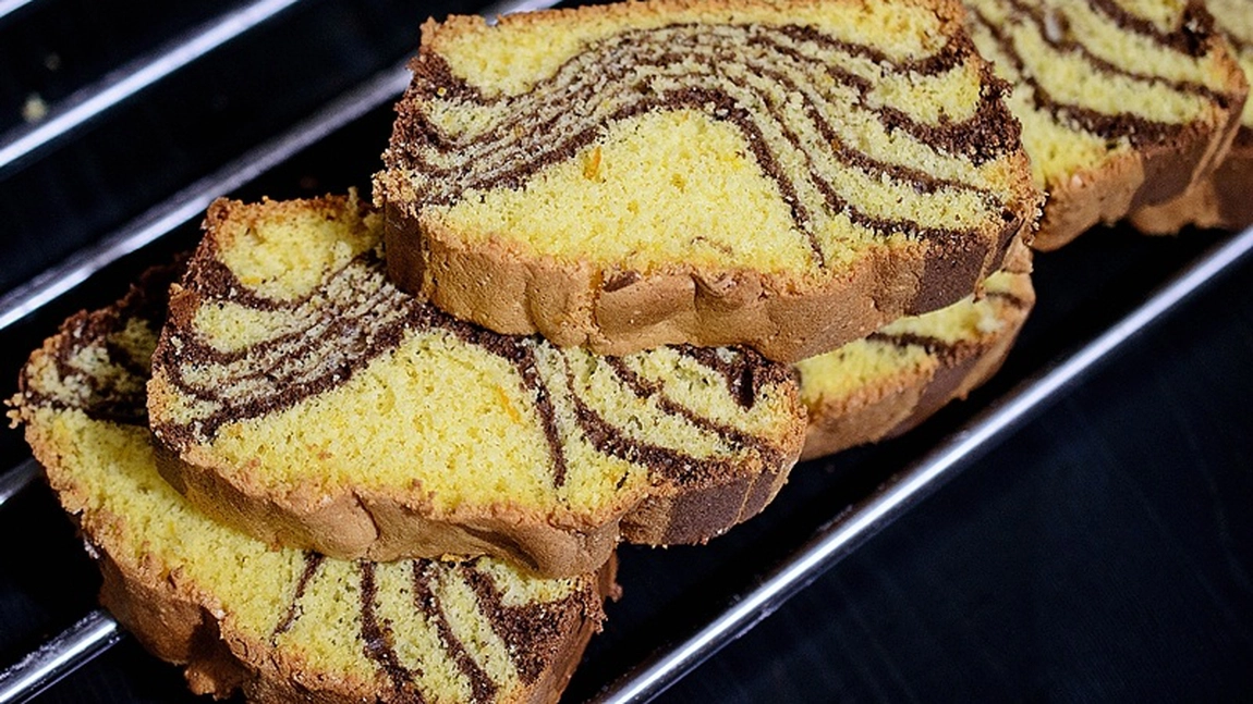 Rețetă de chec pufos și delicios. De câte ingrediente ai nevoie pentru 2 tăvi?