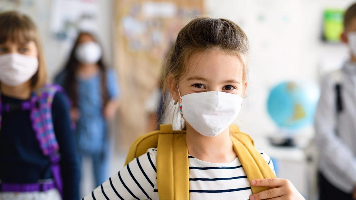 Mâine începe școala. Ministerul Sănătății recomandă purtarea măștilor de protecție în instituțiile de învățământ. Avertismentele epidemiologilor