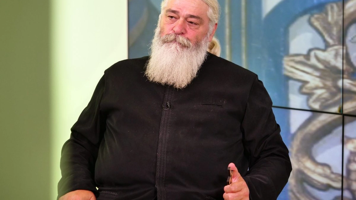 Cum trebuie să fie o soacră. Părintele Calistrat Chifan de la Mănăstirea Vlădiceni: „Treceţi peste toate lucrurile acestea că greşiţi” - VIDEO