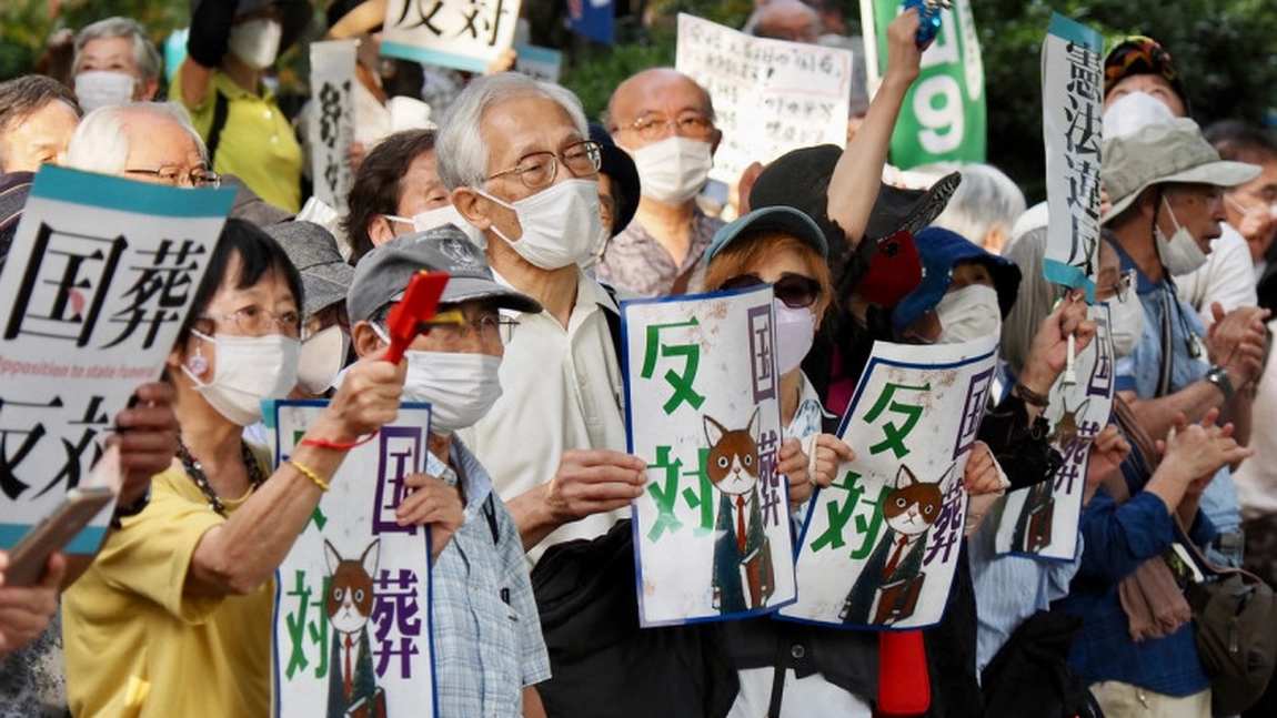 Mii de protestatari la funeraliile fostului premier Shinzo Abe. Nemulţumirile ar fi provocate de costurile imense ale ceremoniei