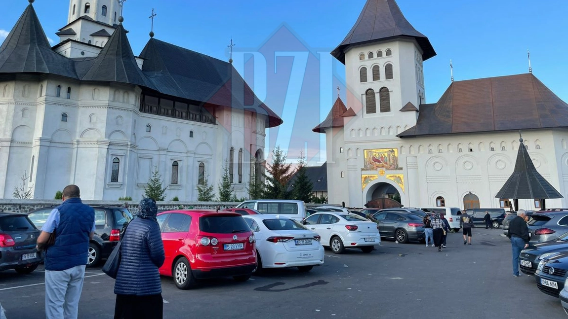 Sute de credincioși participă la Hramul Mânăstirii 