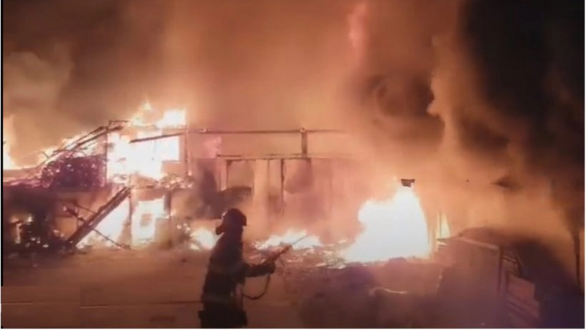 Flăcări până la cer! Incendiu la o mănăstire din județul Argeș. Focul a cuprins 600 de metri pătraţi