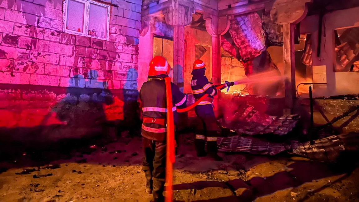 Patru locuinţe incendiate în Tulcea. Piromanul este căutat de oamenii legii - FOTO, VIDEO
