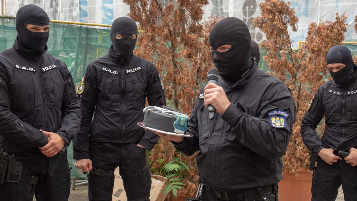 Un luptător al SAS Iași a ieșit la pensie. Relu a fost surprins de colegi în ultima zi de lucru - FOTO
