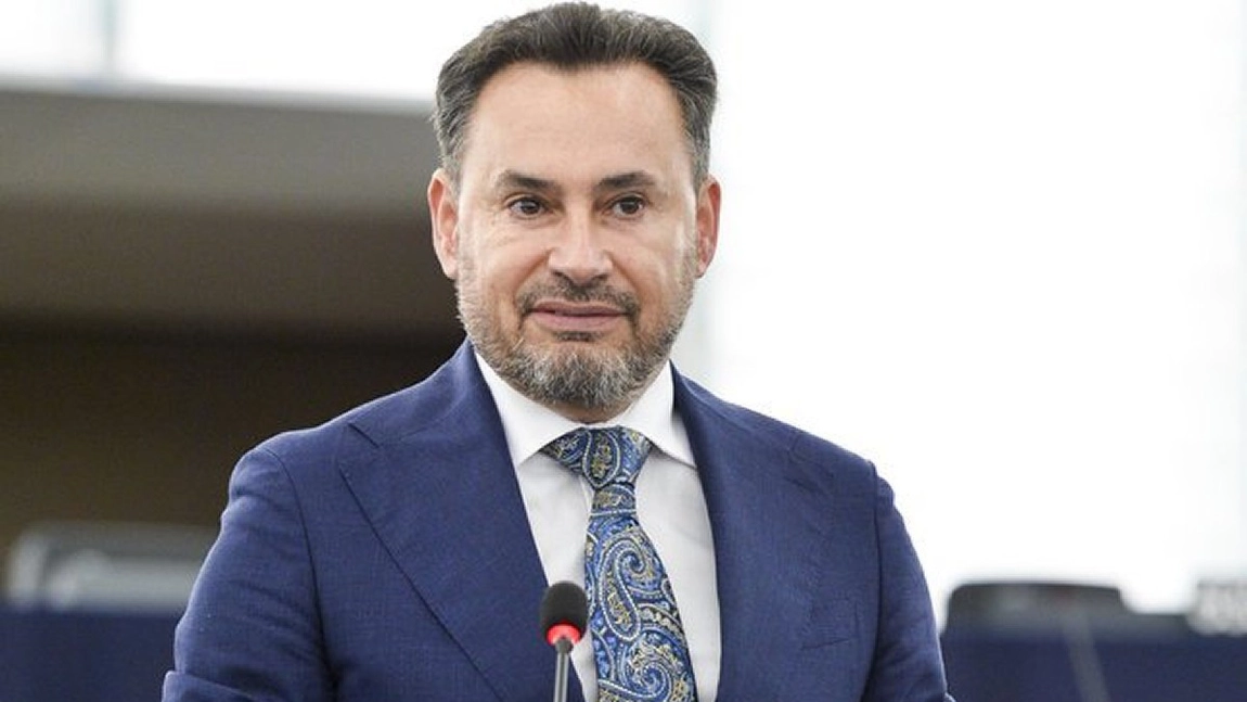 Ce face mama lui Gheorghe Falcă în baie, pe întuneric pentru a economisi energie