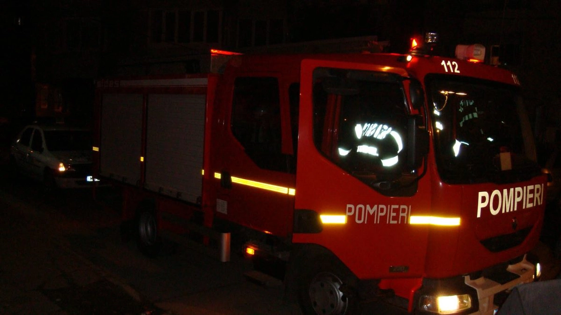 Incendiu în județul Iași. Flăcările au cuprins un depozit de material lemnos din curtea unei persoane - EXCLUSIV