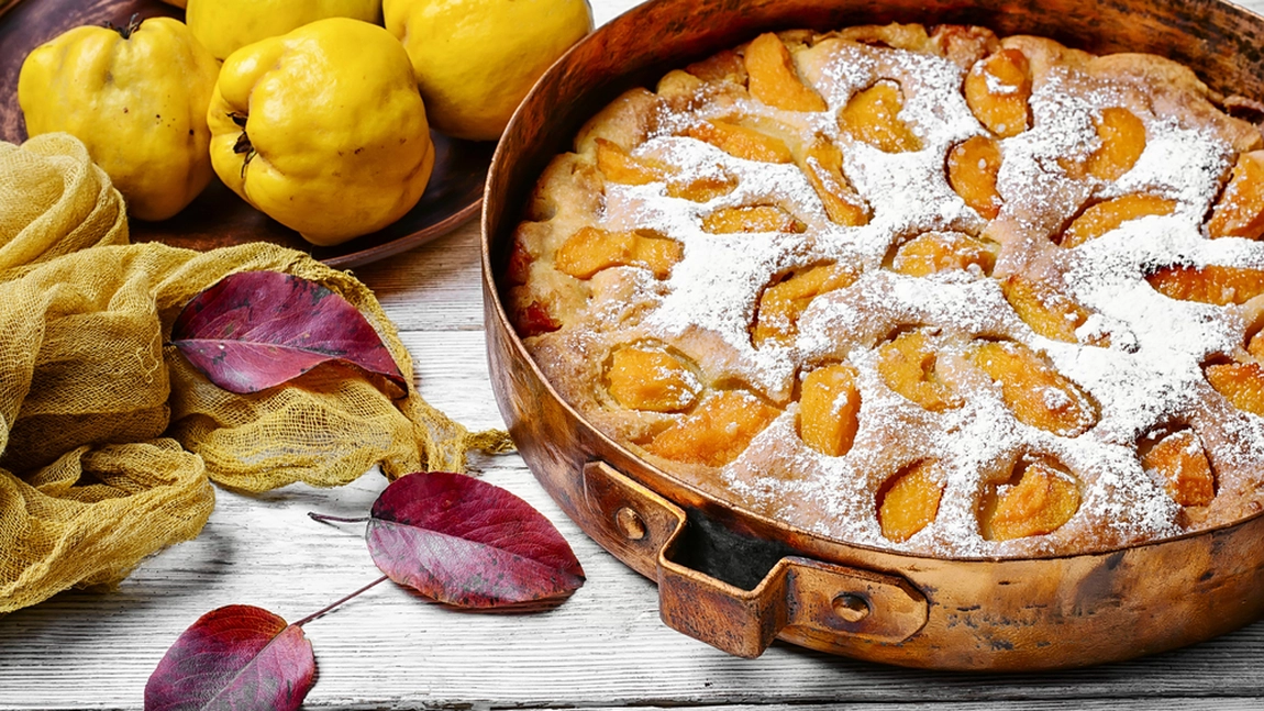 Prăjitură cu gutui caramelizate, un desert irezistibil. Rețeta cu care vei pregăti acasă o prăjitură gustoasă și rafinată