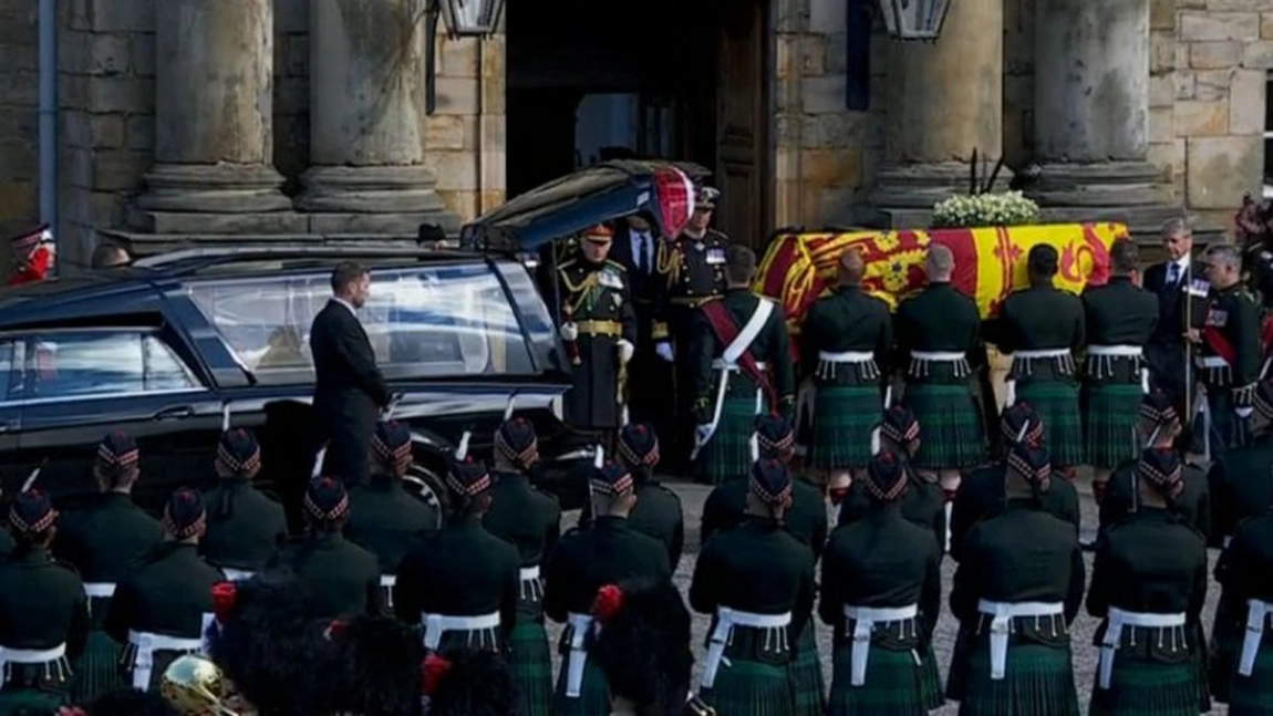 Prima procesiune religioasă pentru Elisabeta a II-a, la Edinburgh. Regele Charles conduce cortegiul funerar pe jos, îmbrăcat în uniformă militară - LIVE VIDEO