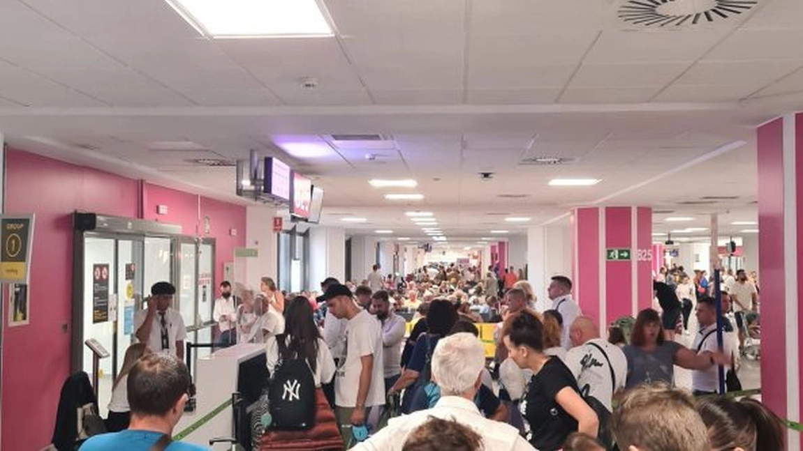 Revoltă şi haos pe aeroportul Otopeni. Oamenii protestează: „Bătaia de joc a Blue Air la adresa românilor