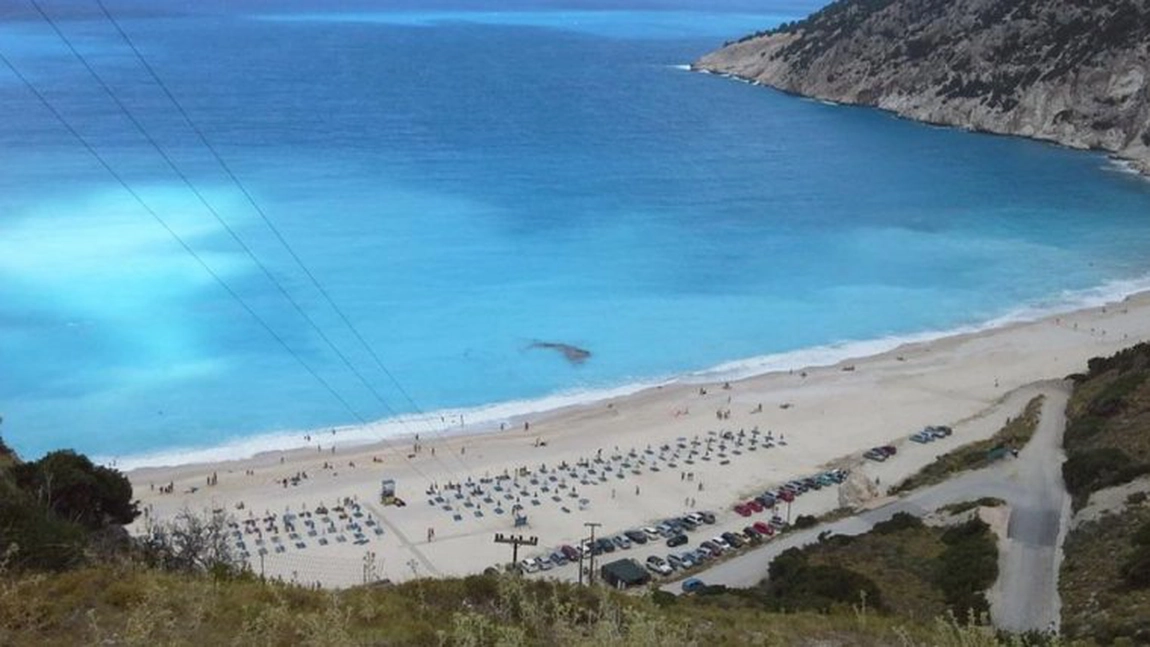 O nouă tragedie cu români în Grecia. Un mort şi opt răniţi găsiţi pe malul mării