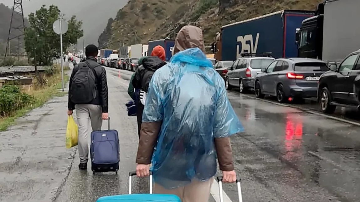 Rușii, disperați, trec granița pe jos în Georgia pentru a scăpa de mobilizarea parțială