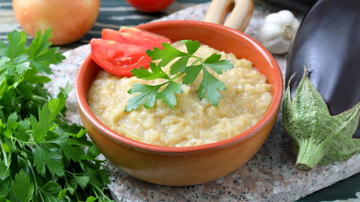 Salată de vinete la cuptor, deliciul perfect în sezonul de toamnă. Rețeta cu care vei pregăti un preparat culinar gustos și sănătos