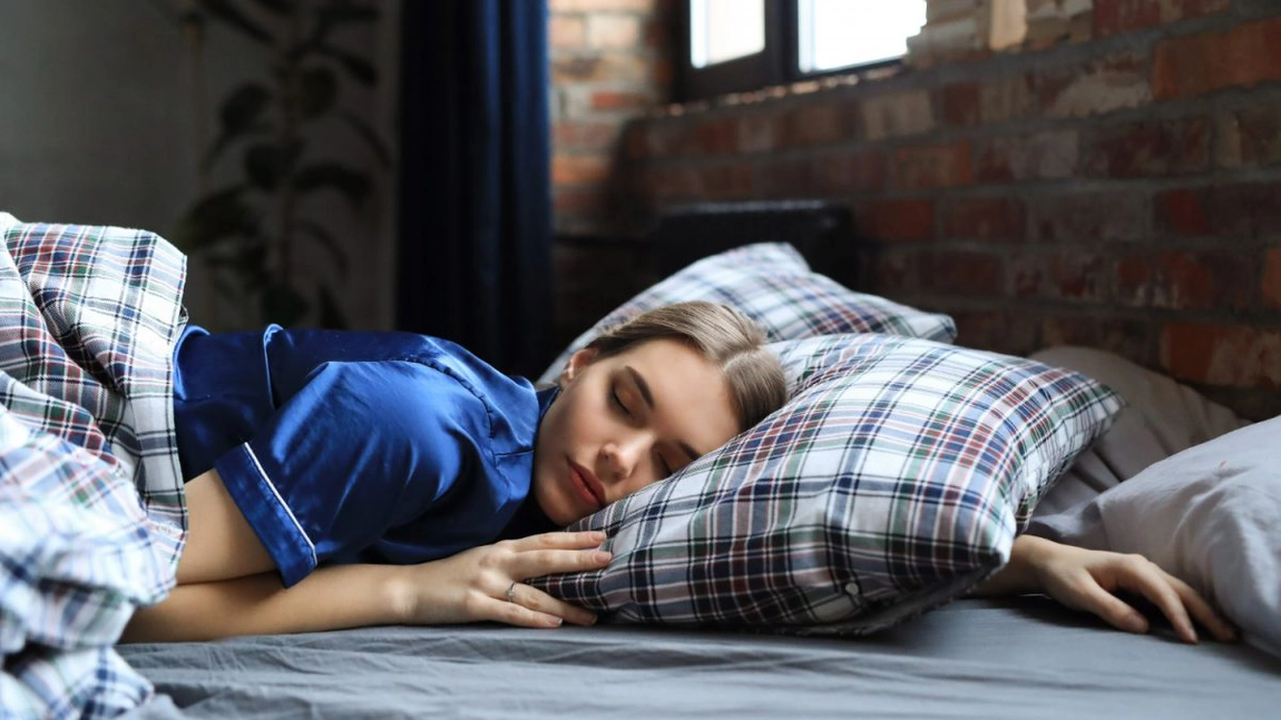7 sfaturi care te ajută să dormi mai bine noaptea