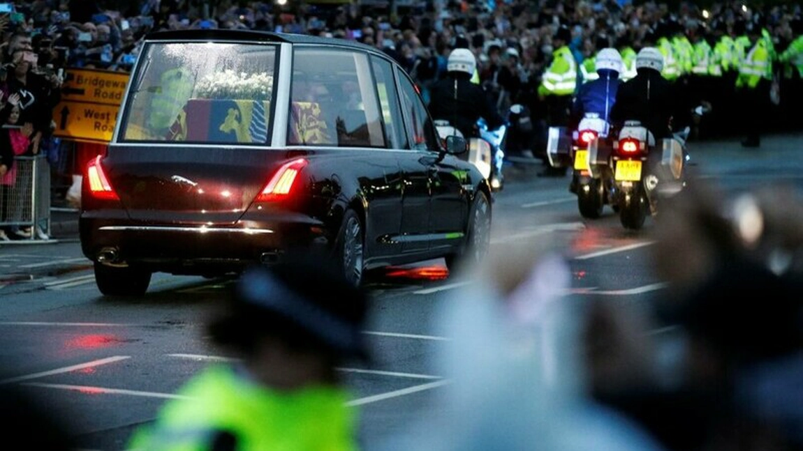 Sicriul Reginei Elisabeta a ajuns la Londra. Este transportat la Palatul Buckingham - LIVE VIDEO