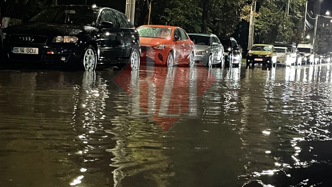Ploaia a blocat Iașul aseară! Mai multe străzi au fost inundate - FOTO/VIDEO