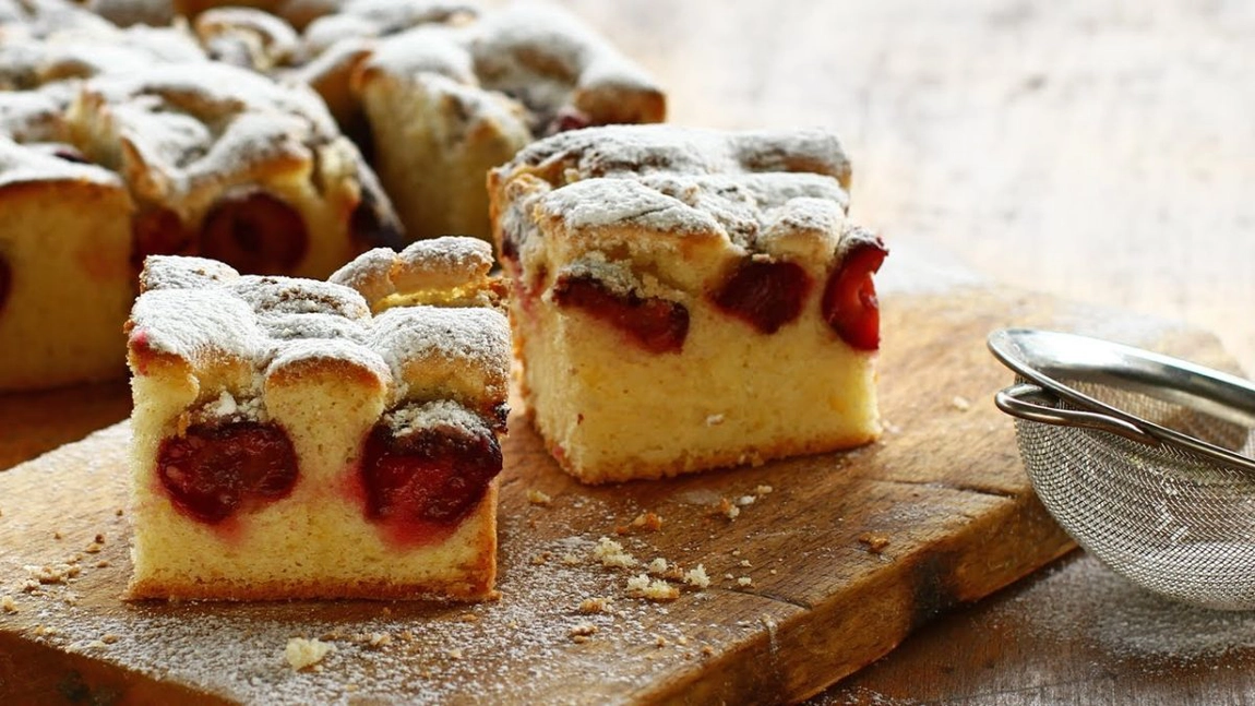 Rețetă de tartă cu vișine, un desert delicios cu blat pufos