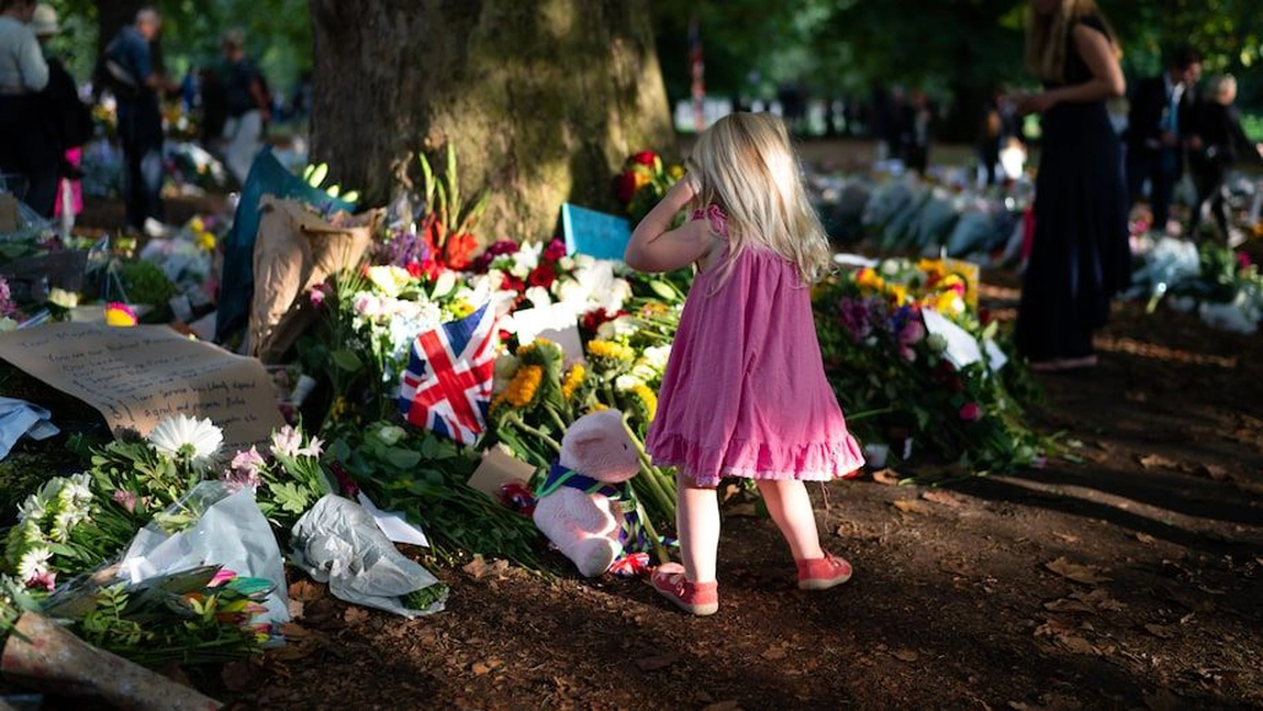 Britanicii nu au voie să aducă ursuleți de pluș drept omagiu pentru moartea reginei Elisabeta a II-a