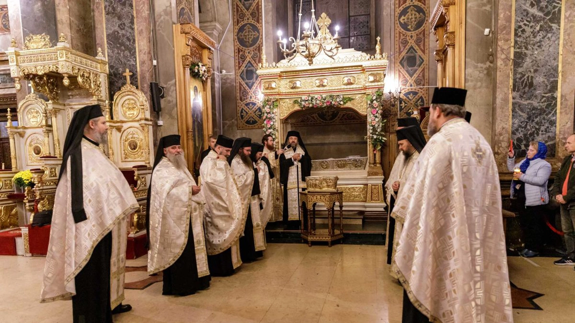 Procesiunea de introducere în Catedrala Mitropolitană a raclei cu moaștele Sfintei Cuvioase Parascheva – GALERIE FOTO, VIDEO