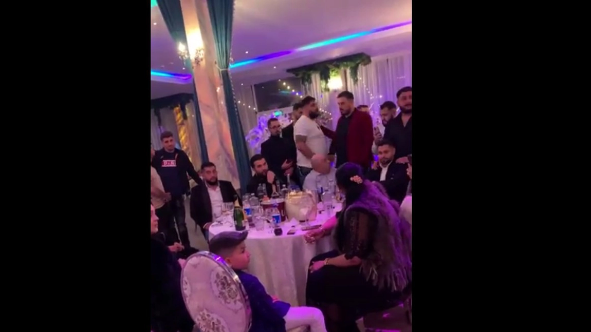 Imagini din interior! Interlopi veniţi din toată ţara au petrecut la Le Gaga păziţi de mascaţi: Cosmos Tanase şi Cătălin Bacăoanu printre invitaţii “Brăilenilor” - FOTO, VIDEO
