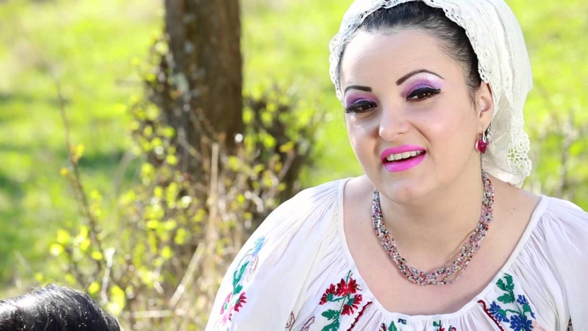 Silvana Rîciu ține pământ de la mormântul mamei sale lângă pat. Care este motivul