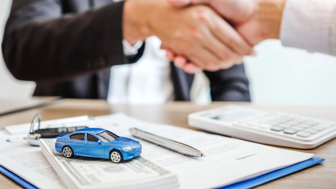 Veşti proaste pentru şoferii care au asigurare la liderul pieţei. RCA refuză tot mai multe dosare de daună şi impune propriile tarife pentru service-uri