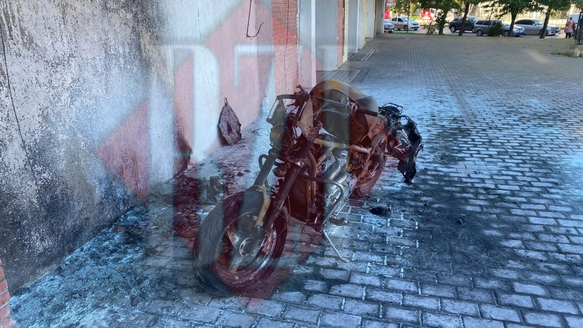 Atac în stil mafiot în zona Nicolina! O motocicletă a fost incendiată lângă peco Mol. Autorul s-a trezit cu mascații peste el în casă (EXCLUSIV), FOTO, VIDEO