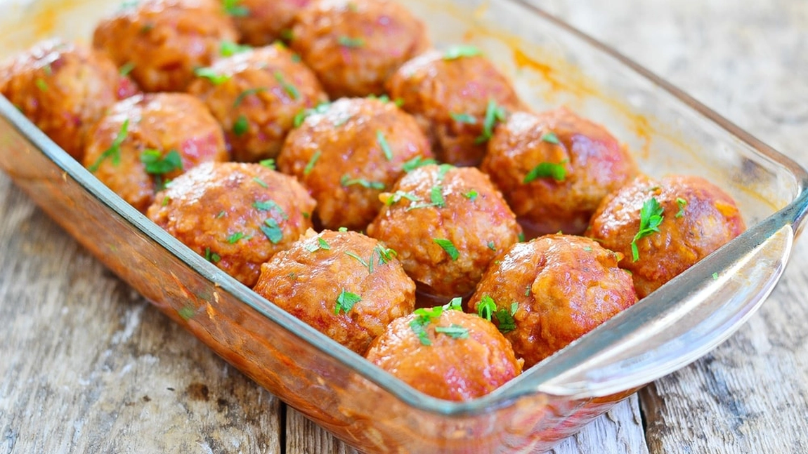 Chiftele din carne de porc. Ce produse să folosiți pentru un sos apetisant