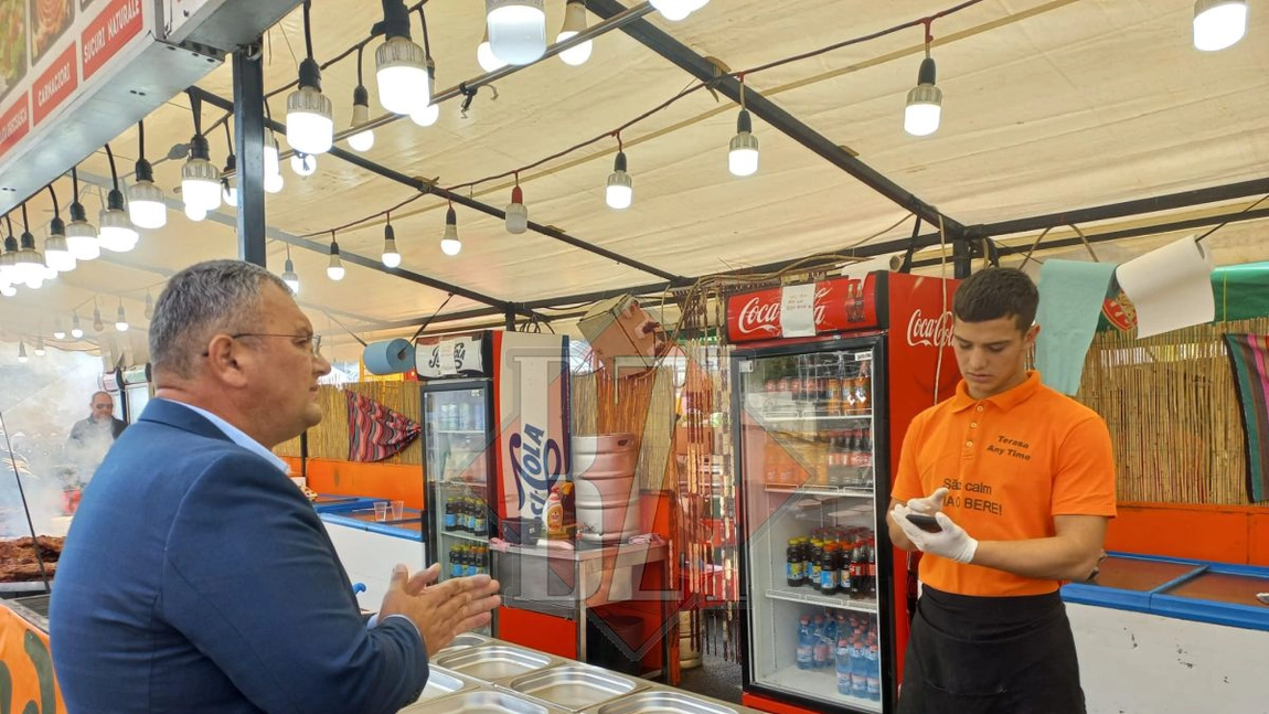Comercianții de la Hala Centrală sunt controlați de echipe mixte de la DSVSA Iaşi și Protecția Consumatorilor - FOTO
