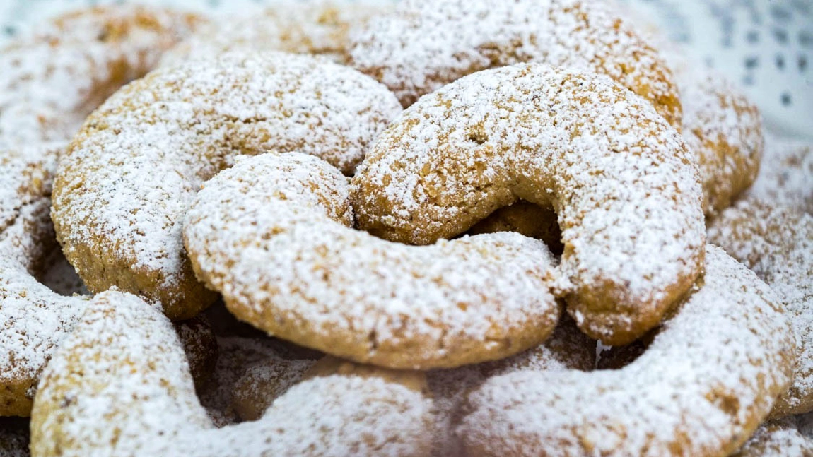 Cornulețe fragede cu nucă. Rețeta bunicii pentru un desert irezistibil