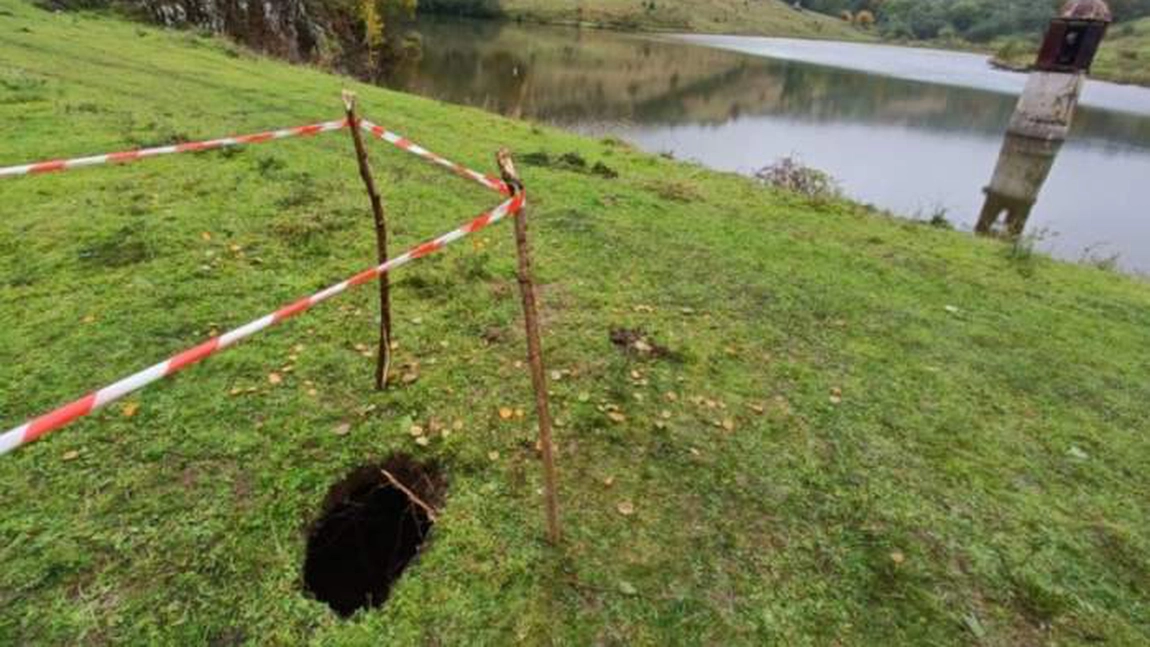Alertă de gradul zero în Roșia Montană! Sute de oameni au fost evacuați după ce a apărut o fisură în digul Tăului Mare