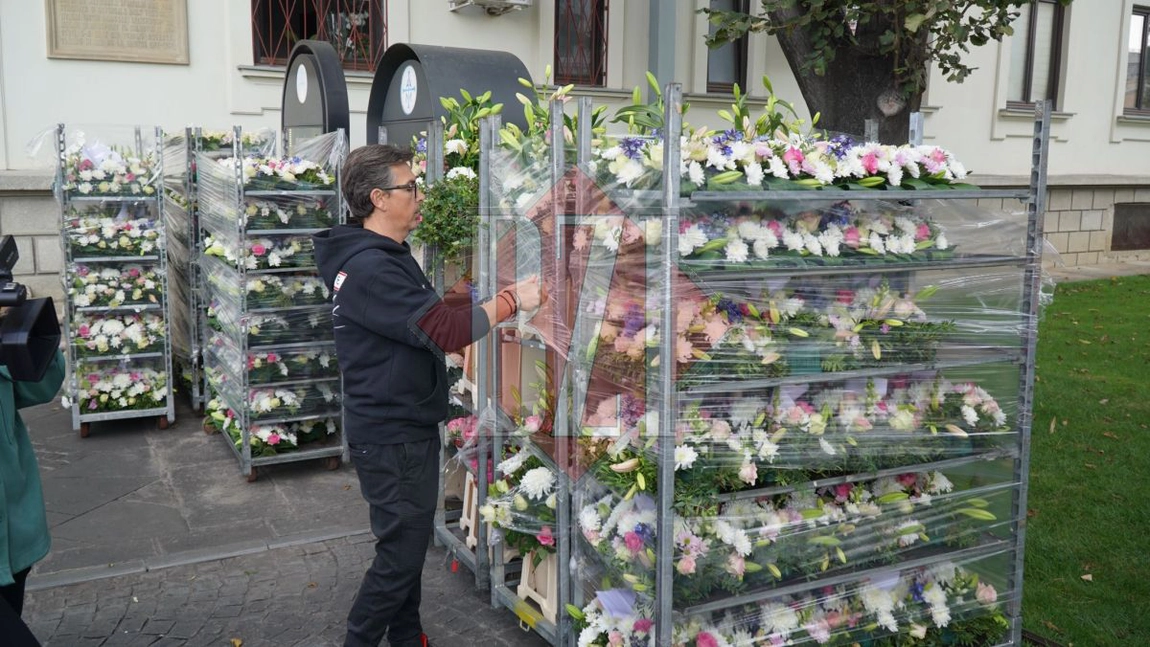 Împodobirea baldachinului Sfintei Cuvioase Parascheva a început. Familia Buștei, prezentă ca-n fiecare an - GALERIE FOTO