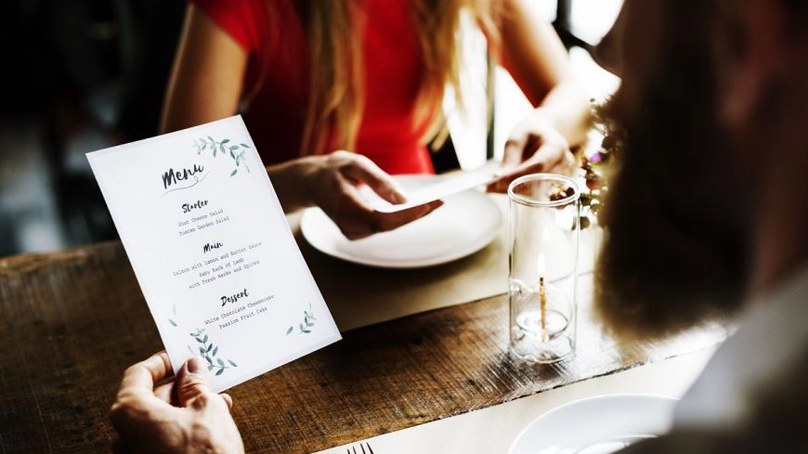 Patronii de restaurante, afectați de noile reguli ANPC privind meniul: ,,Este foarte greu să ridici o afacere când apar lunar costuri noi