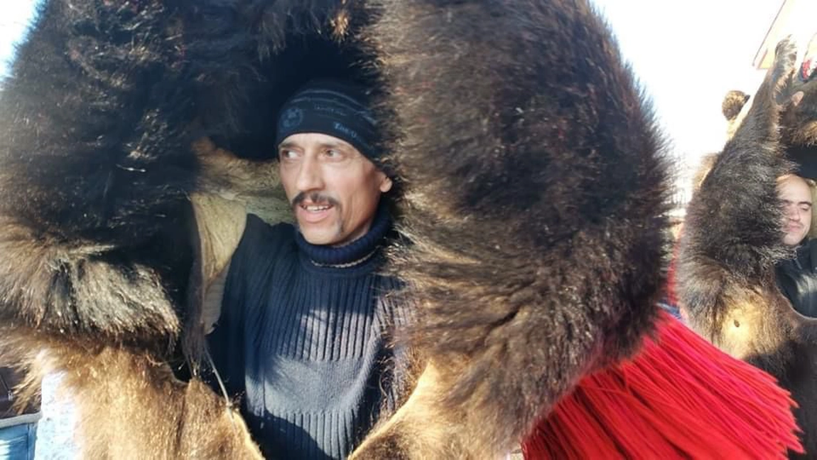 “Tăticul” urșilor din Bacău s-a stins! Obiceiurile de iarnă nu vor mai fi niciodată la fel fără Daniel Nicodim. Este doliu la Asău - FOTO