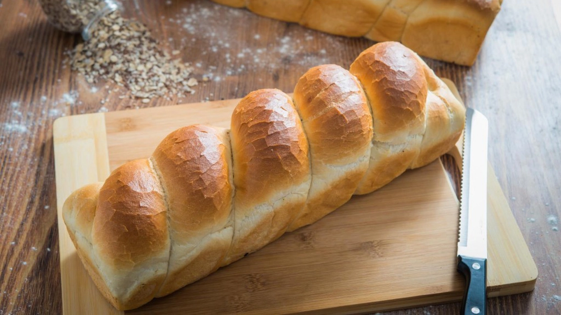 Pâine de casă la tavă. Secretele din rețeta bunicii pentru o pâine gustoasă și pufoasă