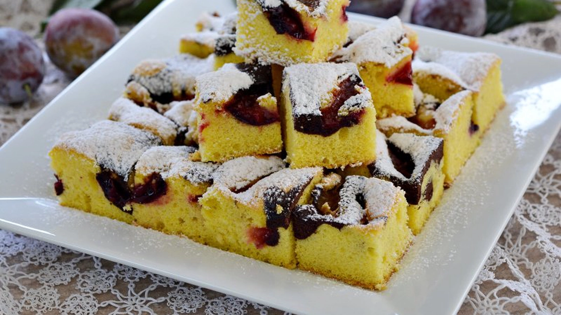 Pandișpan cu prune, aromat și pufos. Trucuri simple pentru un desert de casă delicios