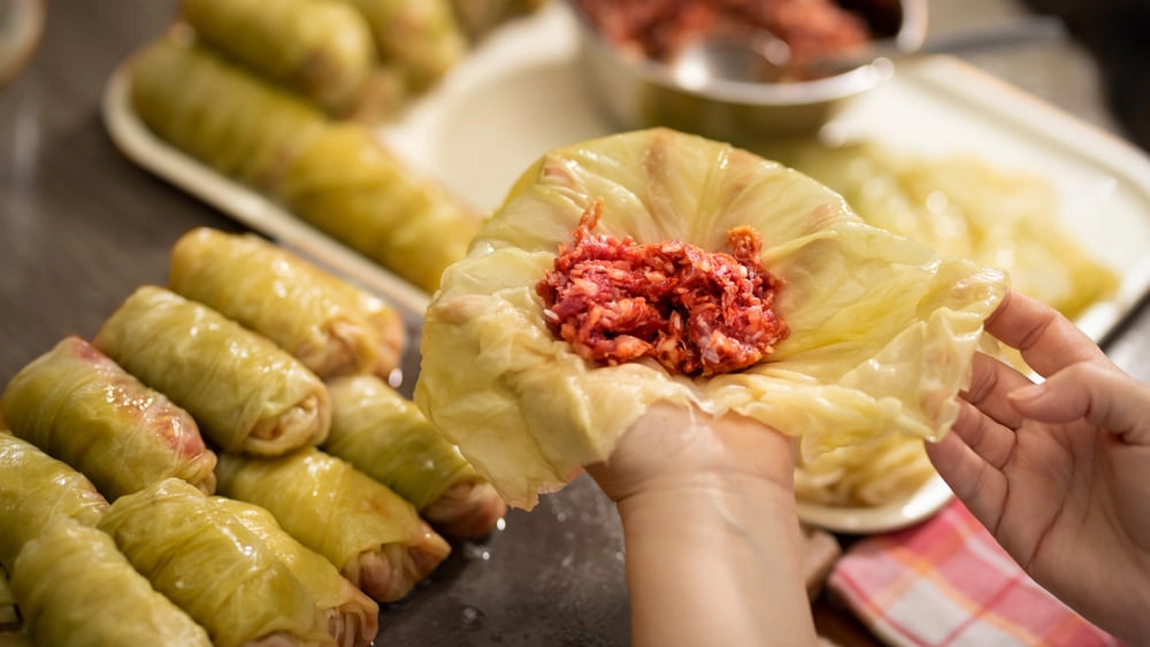 Cum să faci umplutura de sarmale după rețeta bunicii. Trucuri care te vor ajuta să pregătești cele mai bune sarmale