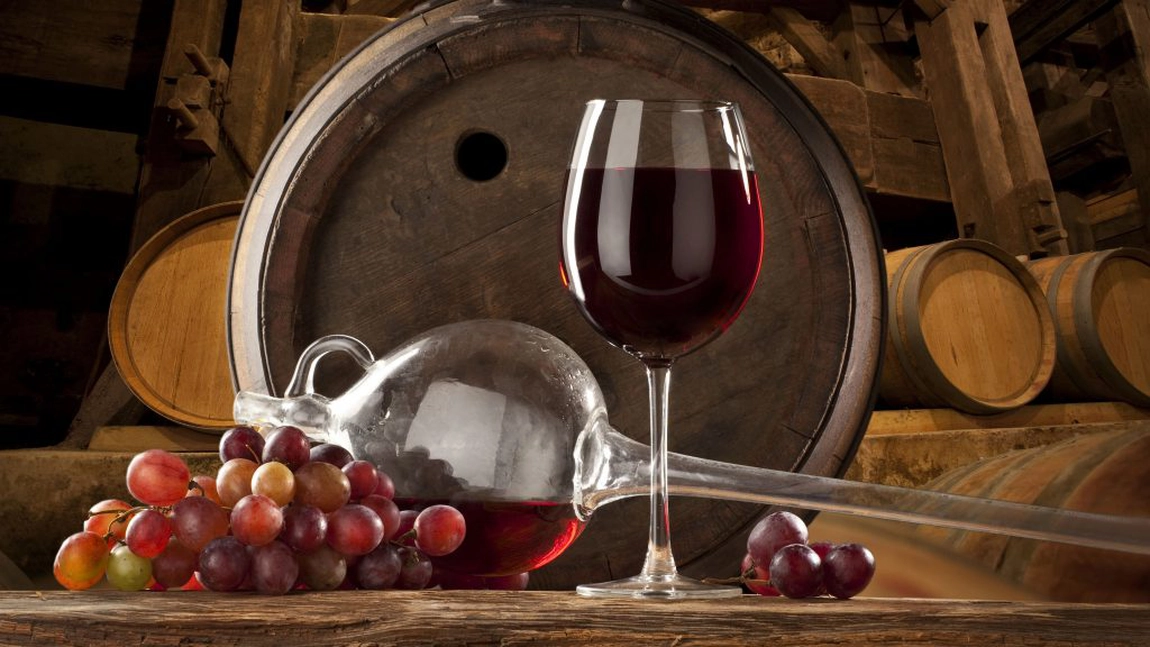 Trei trucuri pentru a prepara cel mai bun vin de casă toamna aceasta. De ce se folosesc doar unelte din lemn