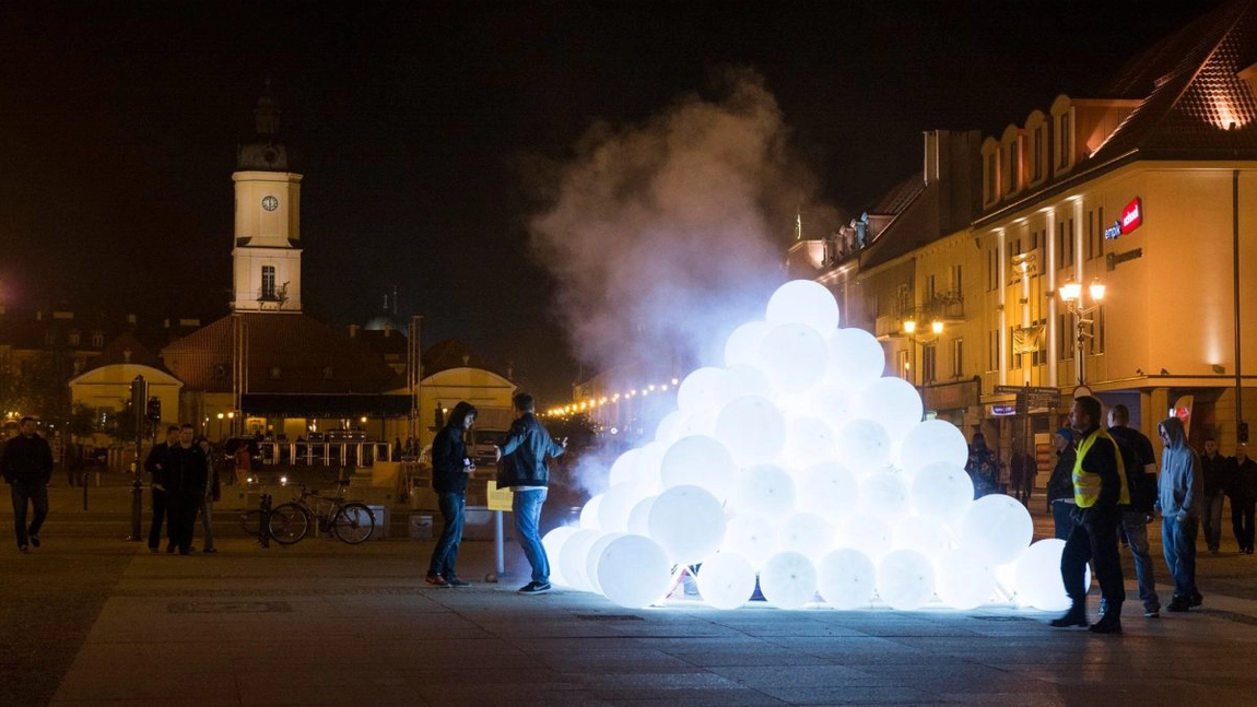 1.600 de „fluturi” luminează Iulius Parc. Instalațiile spectaculoase „Butterfly Cluster”, „Stringed”, „Balloomi” și „Aqua Olimpia” fac parte din festivalul Lights On